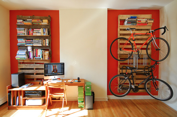 Flickr-Chris.shutter-DIY-ShippingPallet-Bookshelf-BikeRack