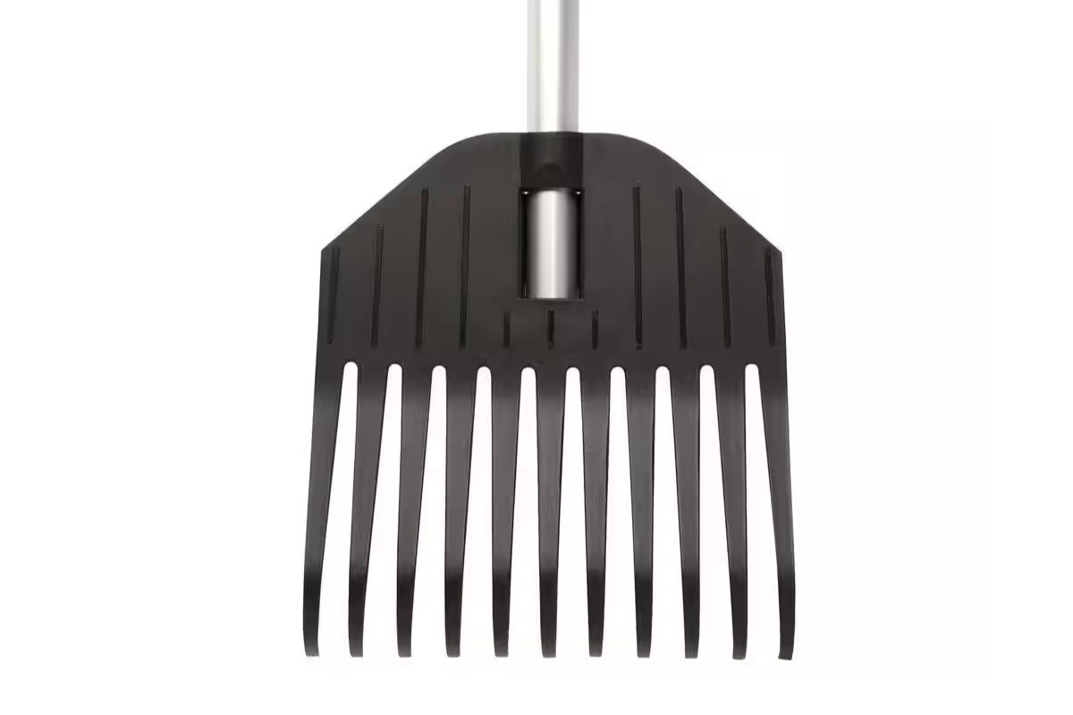 A shrub rake close up.