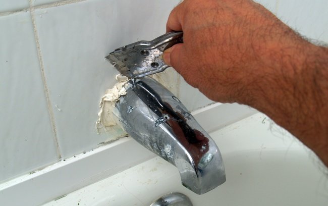 How to Replace a Tub Spout - Step 1