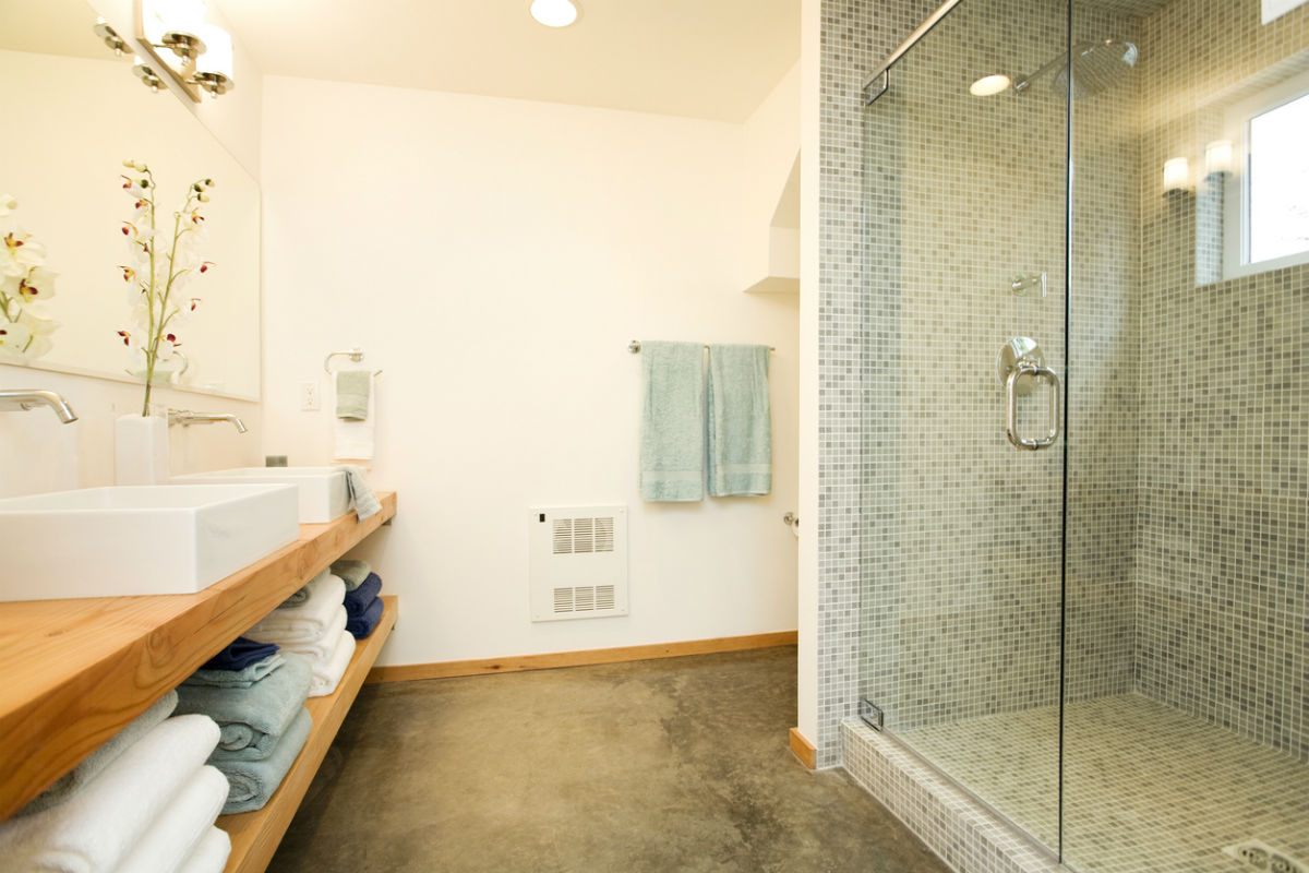 The Best Bathroom Floor Tile Options: Glass