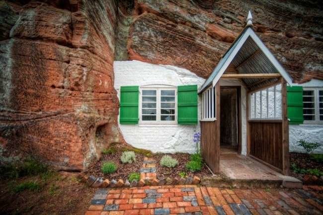 10 Cliffhanging Houses to Fall For