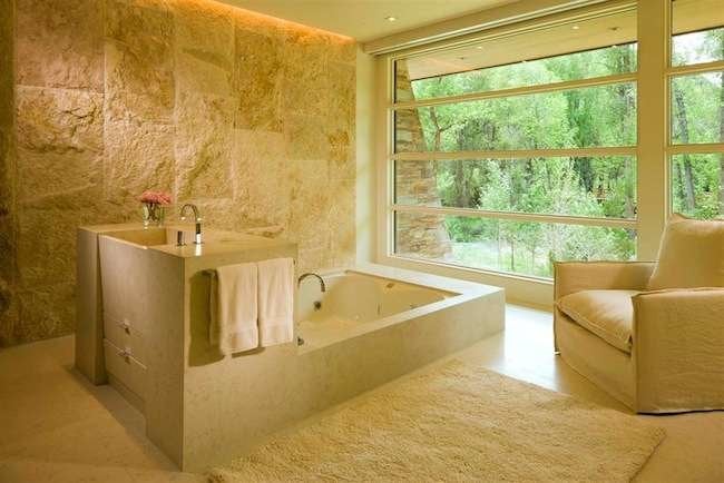 A Tub with a View: 10 Bathtubs on the Edge of Heaven