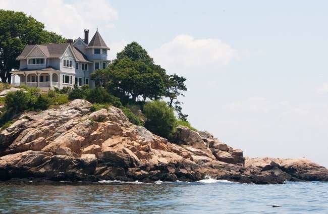 10 Cliffhanging Houses to Fall For