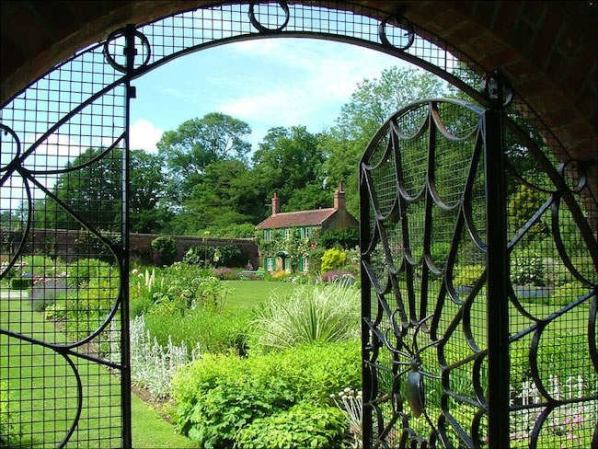 Great Entrances: 10 Welcoming Garden Gates