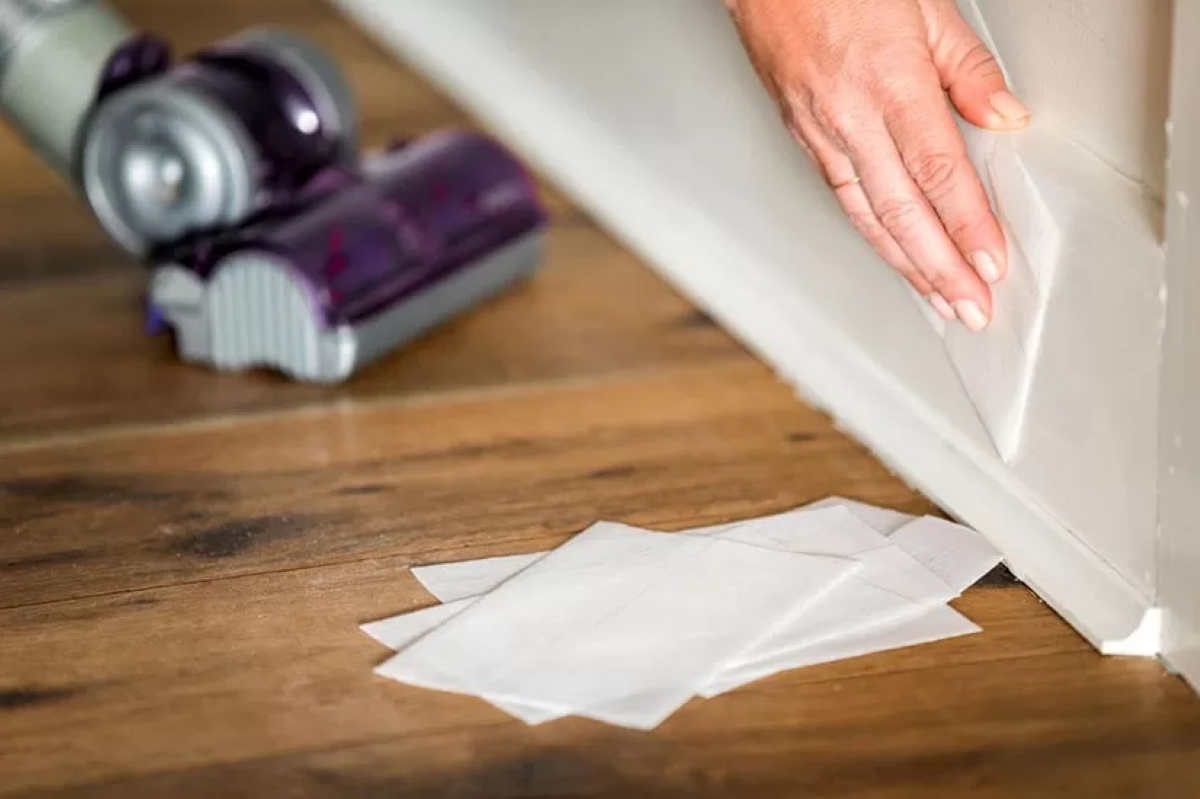 Using dryer sheet to clean baseboard