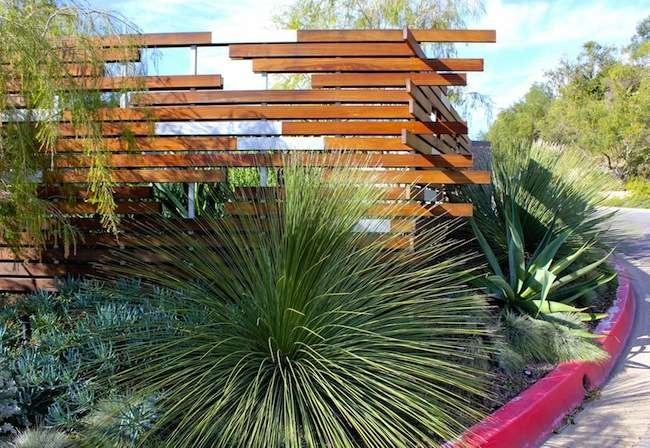 Recycled Fences: 8 Clever Ways to Put Salvage to Good Use