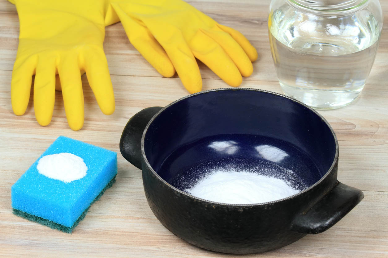 How to Clean a Burnt Pot - Vinegar and Baking Soda