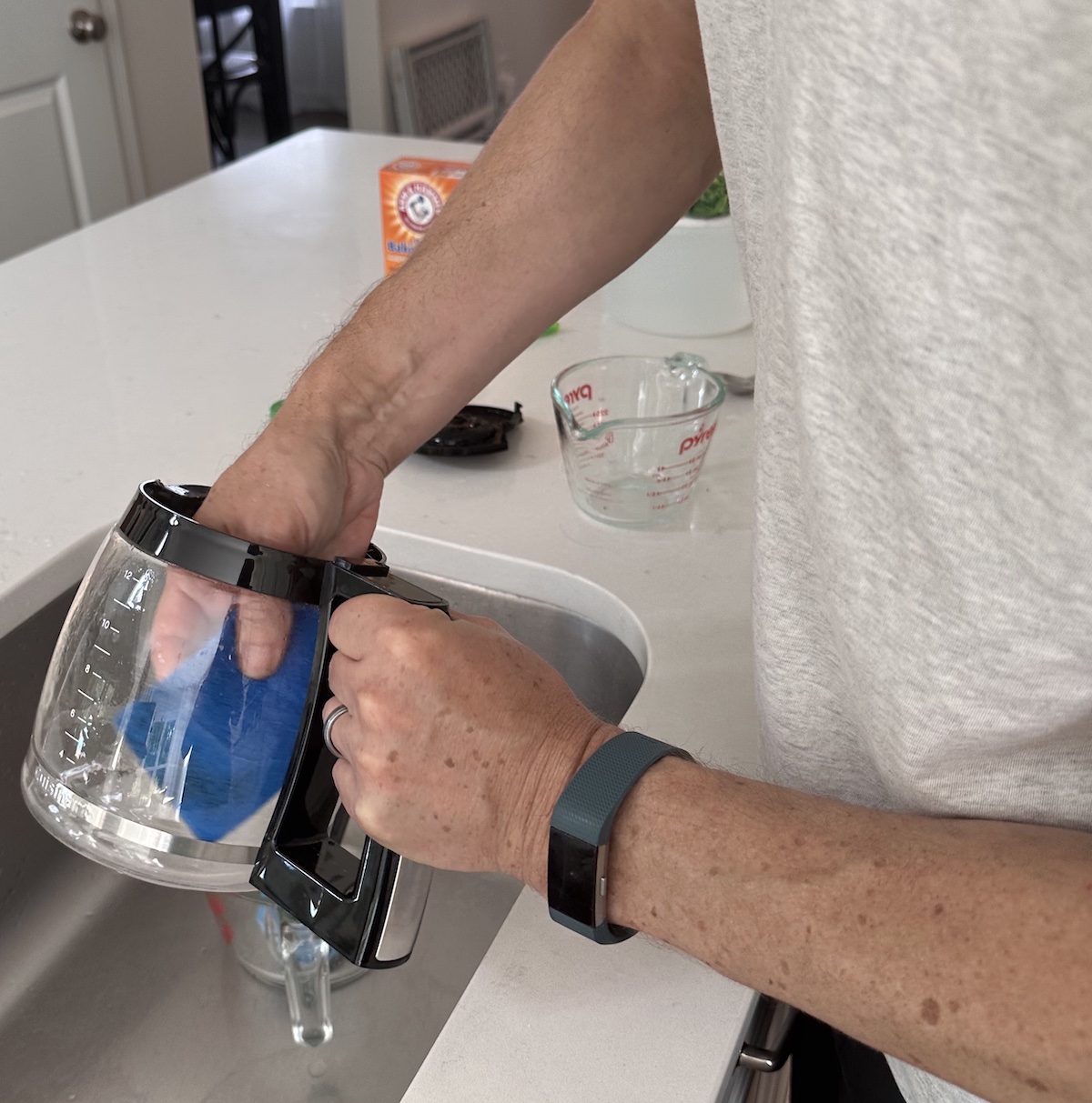 Cleaning a coffee carafe outlet