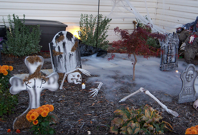 Genius! Spook Trick-or-Treaters with a DIY Fog Machine