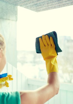 How to Remove Paint from Glass - Cleaning a Window