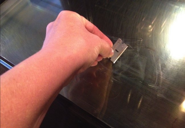 How to Clean Oven Glass - Razor 2