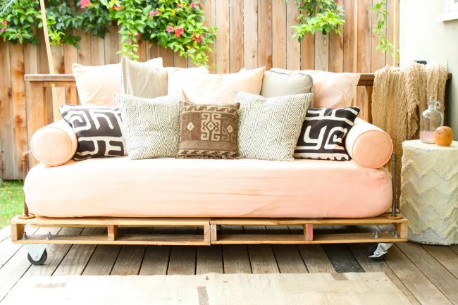 DIY Daybed - Made from Pallets