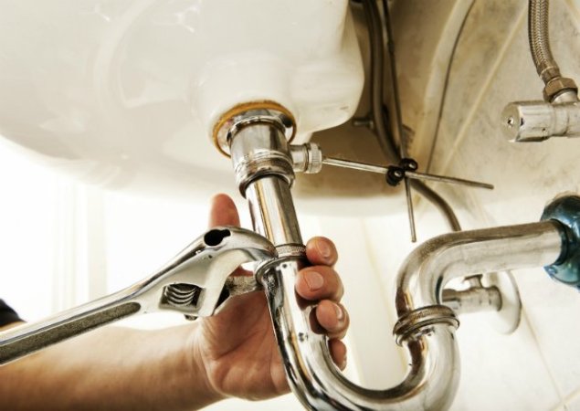 Sewer Smell in the Bathroom? A Master Plumber Explains What to Do