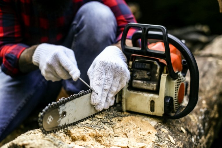 How to Use a Chainsaw Safely