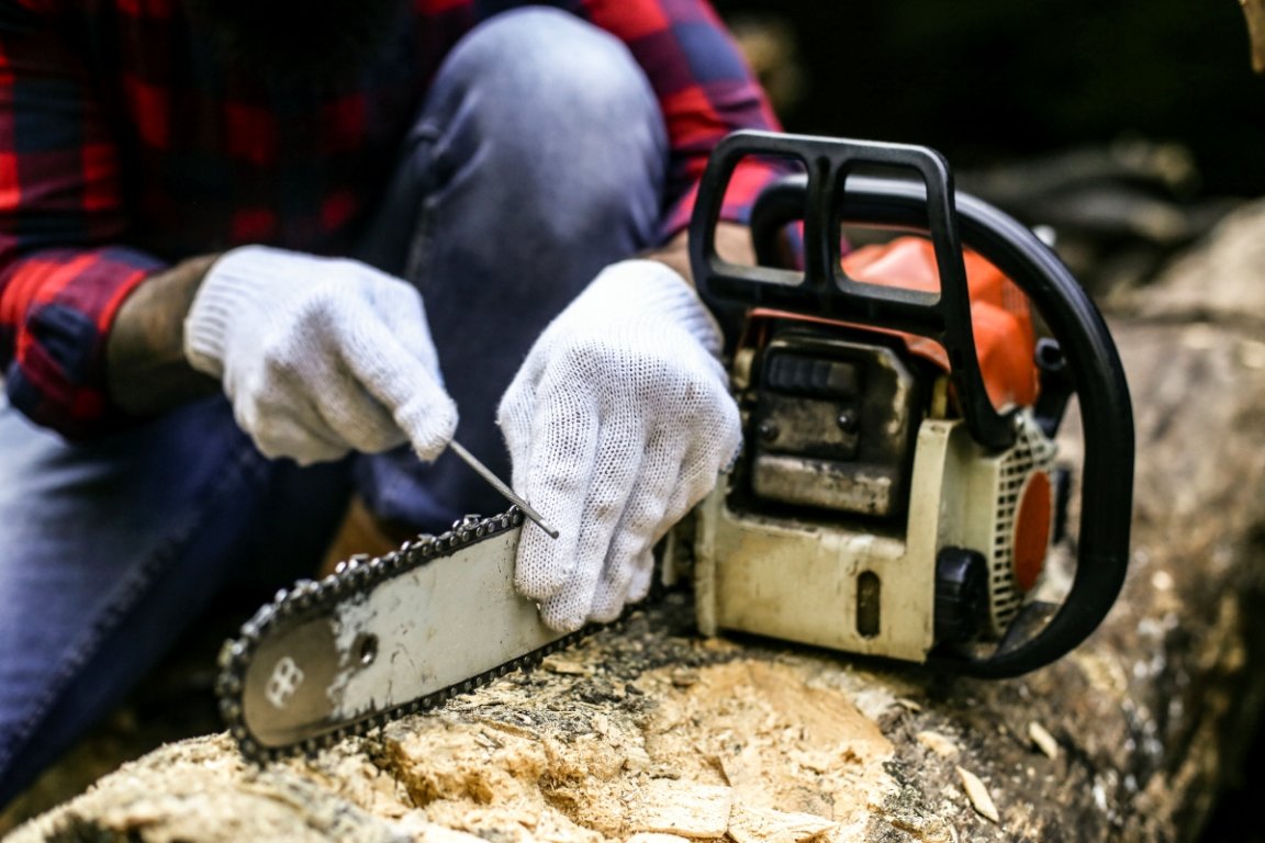 How to Use a Chainsaw Safely