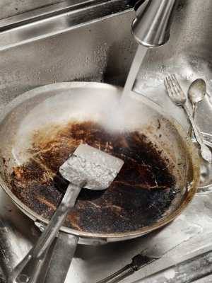 How to Clean Burnt Pans