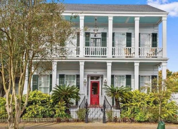 Love Old Houses? These Are the 15 Airbnbs for You