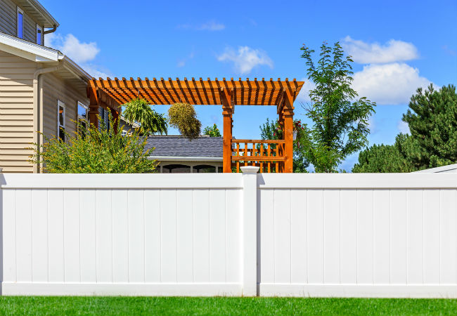 What’s the Difference? Wood vs. Vinyl Fence