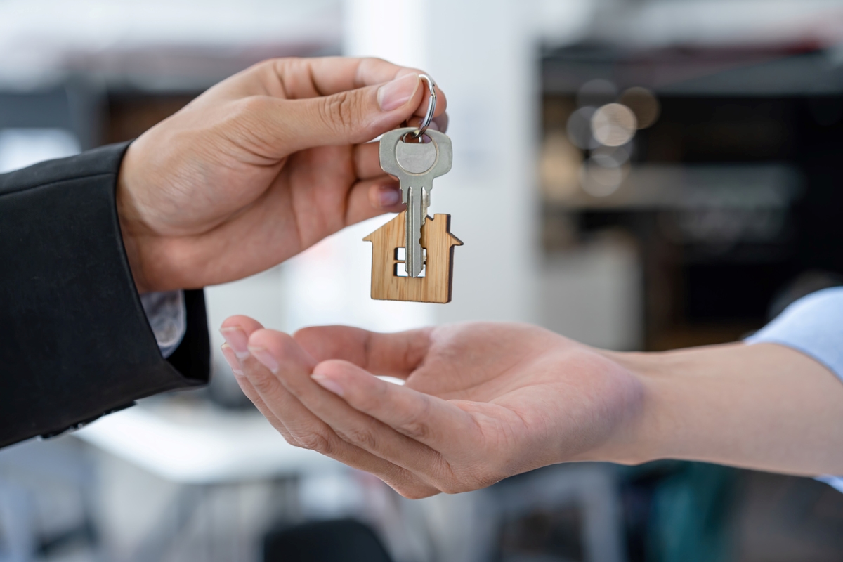 how long does it take to buy a house - handing keys