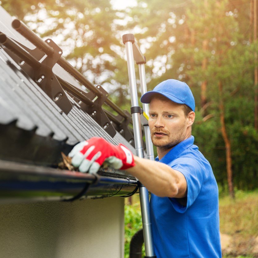 How Much It Costs to Hire a Handyman to Clean the Gutters