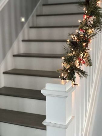 15 Ways to Decorate the Staircase This Holiday Season