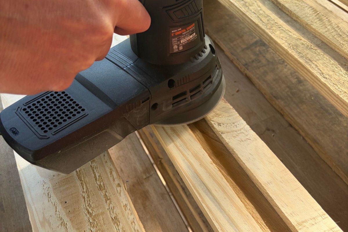 Using the dual grips on the Wen 3.7-Amp Variable Speed Random Orbital Sander.j