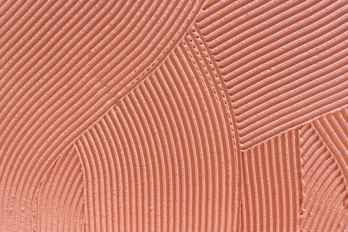 Comb wall texture on wall made in pink plaster.