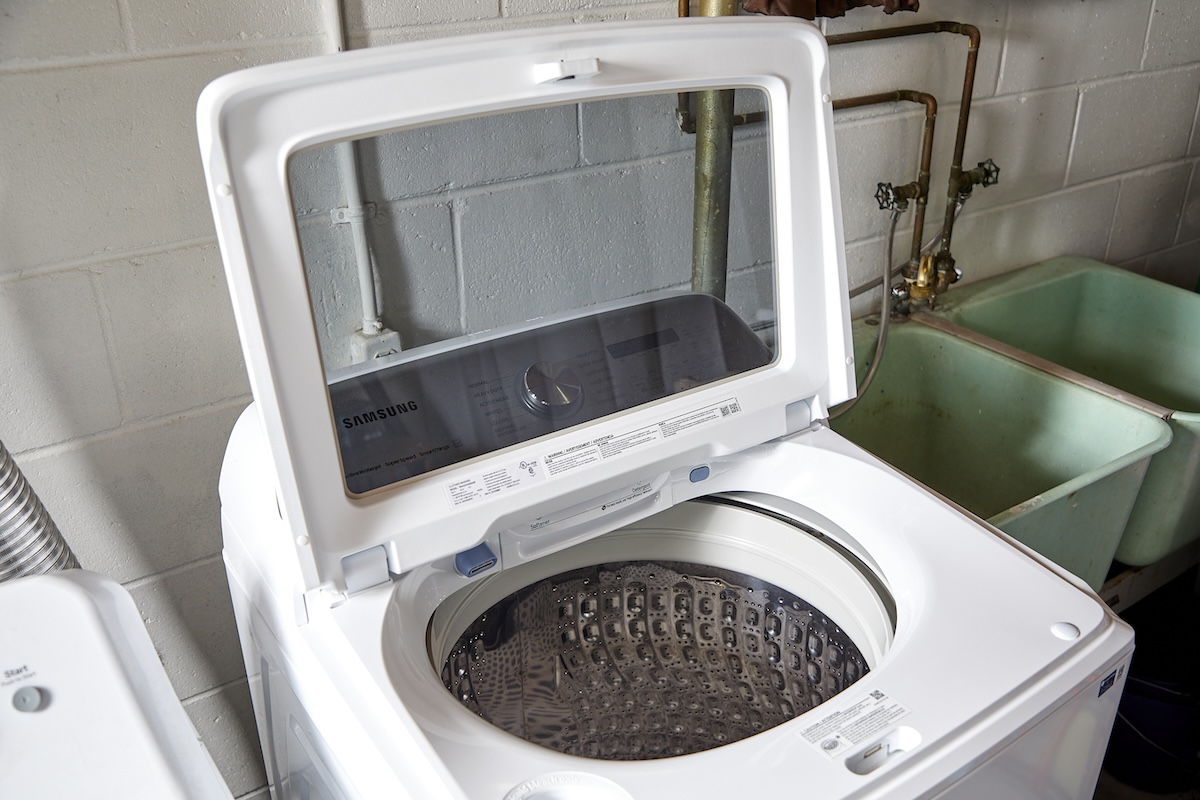 An open washing machine airs out to prevent molding.