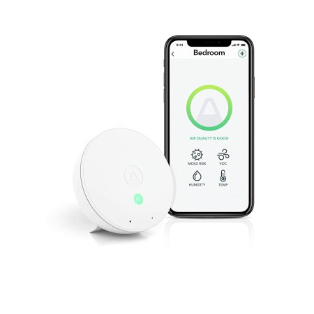 白色背景中，Airthings 292 Wave 迷你室内空气质量监测器旁边是一部智能手机