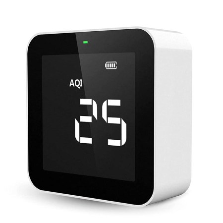 白色背景上的 Temtop M10 空气质量监测器