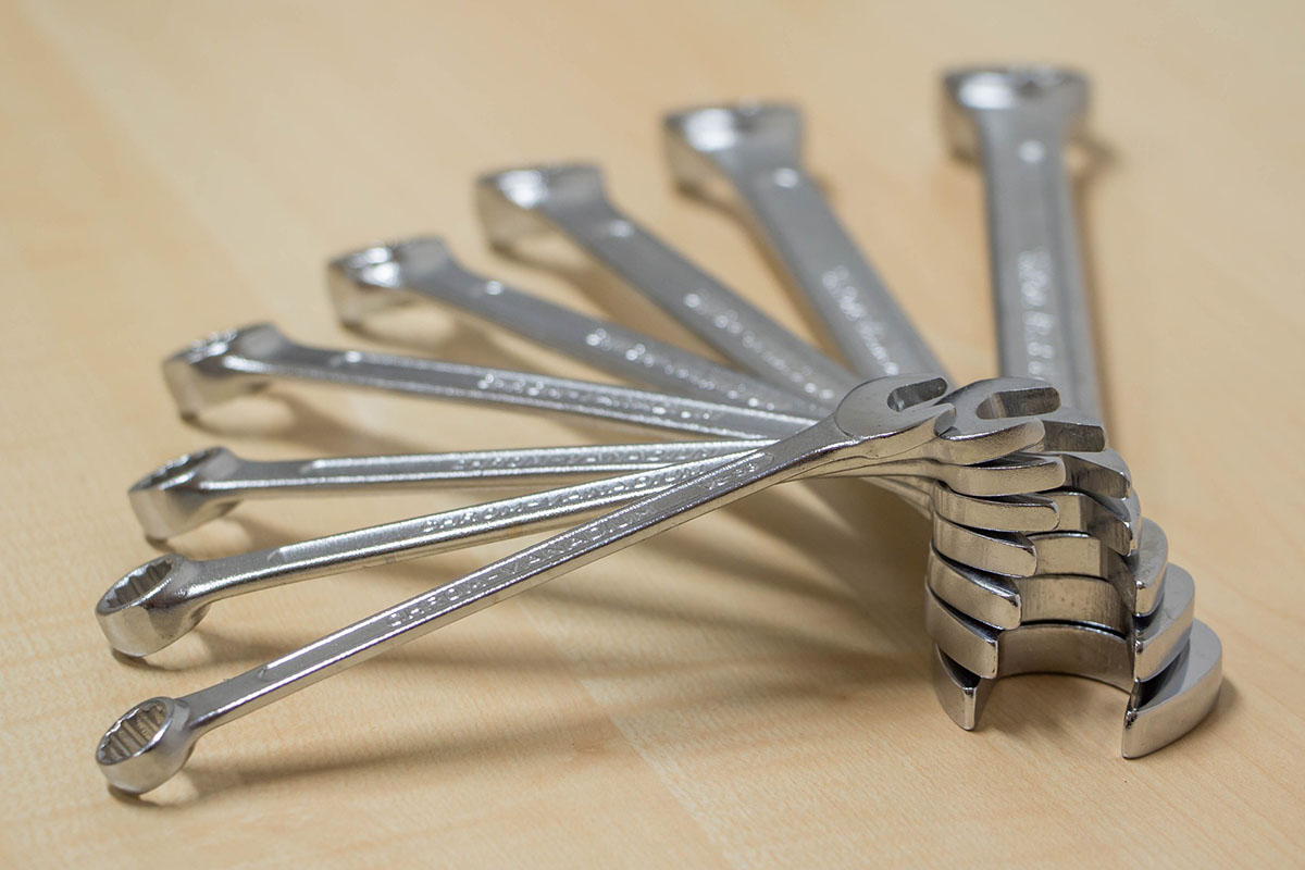 A ratcheting wrench set