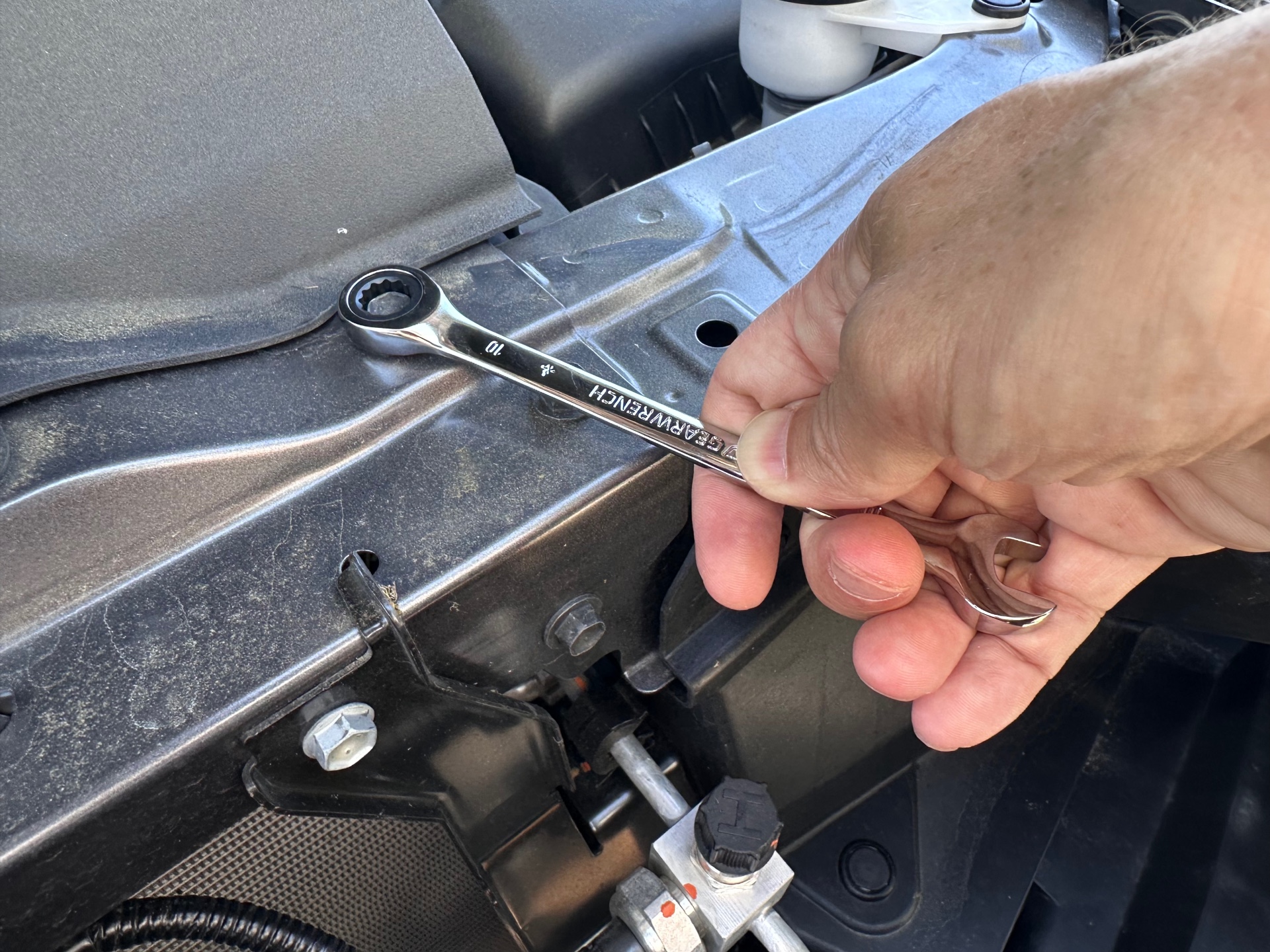hand tightening a bolt with a Gearwrench ratcheting wrench