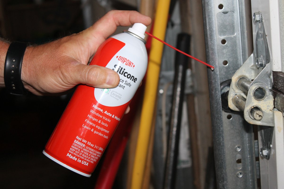 Dupon silicone lubricant spray on garage