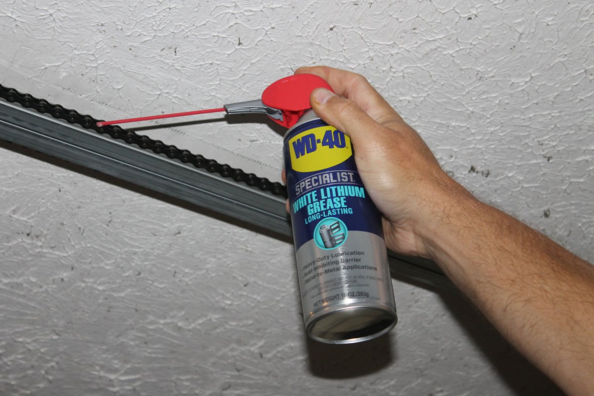 WD40 lithium grease sprayed on chain