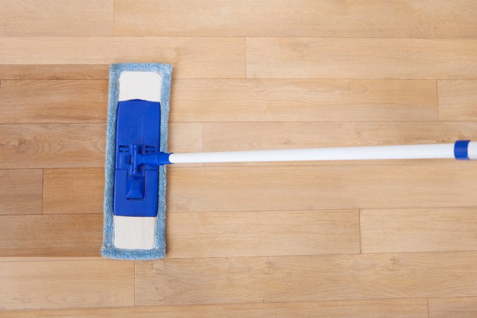 Rubbermaid Reveal Microfiber Spray Mop Review: Should You Buy It?