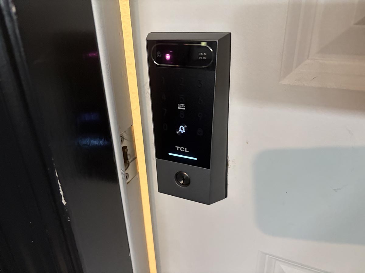 TCL palm vein door lock 01
