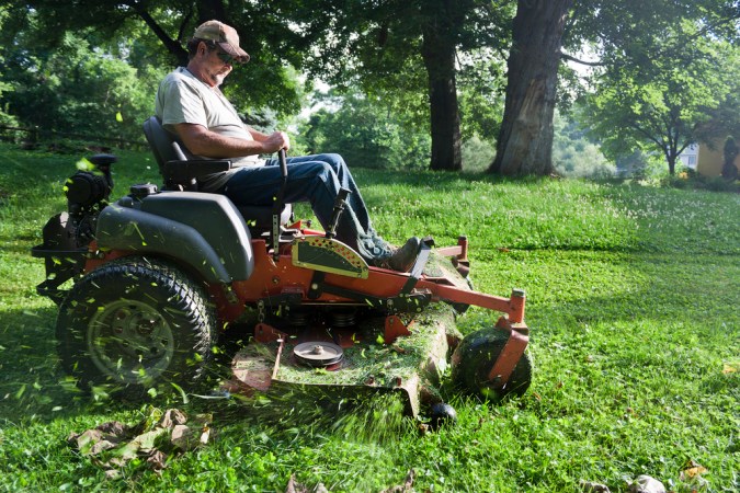 Zero Turn vs. Lawn Tractor: The Right Mower for Large Yards
