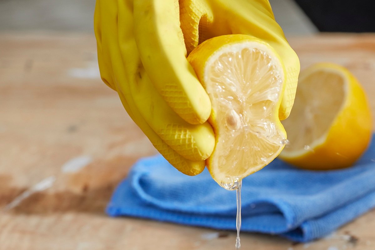 How to Make Homemade Window Cleaner