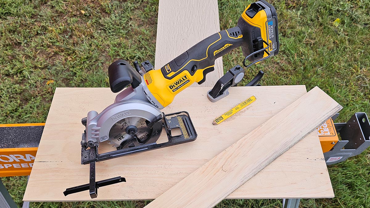 DeWalt Atomic 4.5-inch circular saw kit
