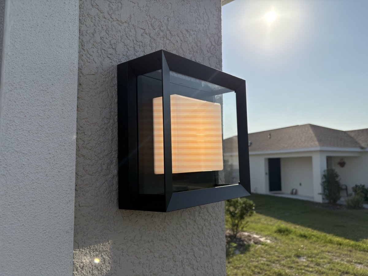 Philips Hue outdoor light 01