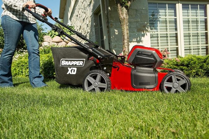 The Best Oils for Lawn Mower Maintenance