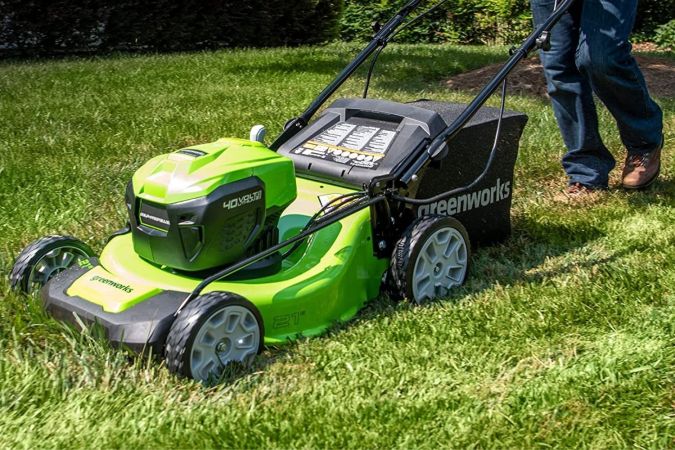 The 5 Things to Know Before Buying a Battery Mower