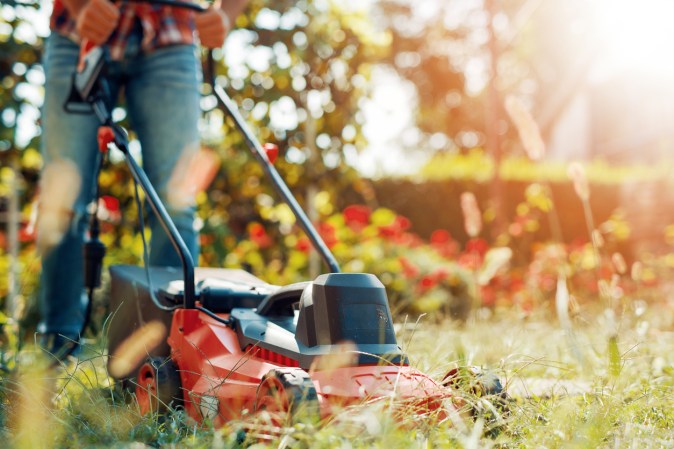 What’s the Difference? Gas vs. Electric Lawn Mowers
