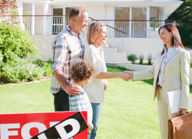 Sell or Stay Put? 11 Crucial Considerations for Today’s Market, According to Real Estate Experts
