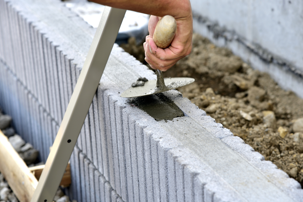 Exterior work, Build a concrete Block Wall: Fill mortar with plastering trowel