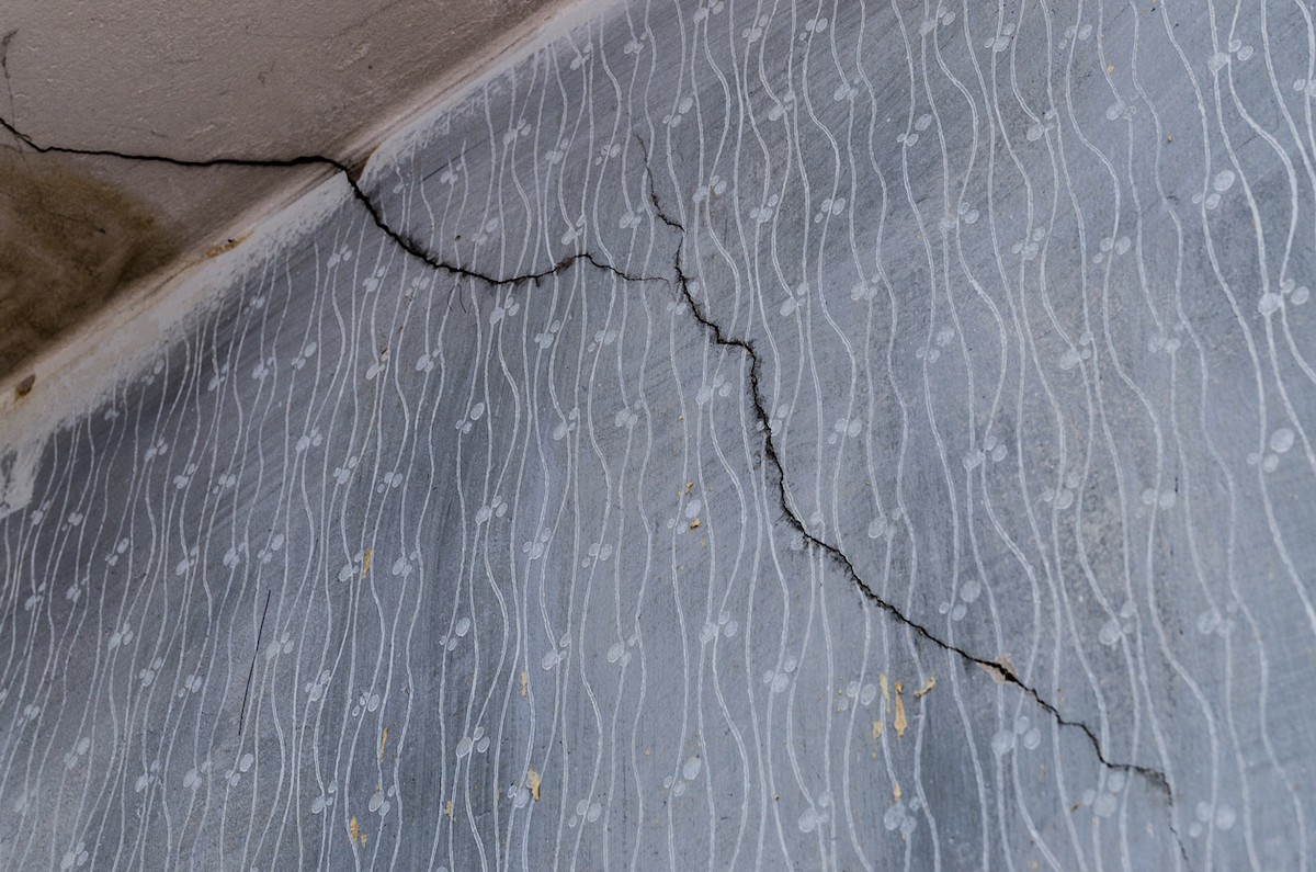 cracks in ceiling sign of structural damage