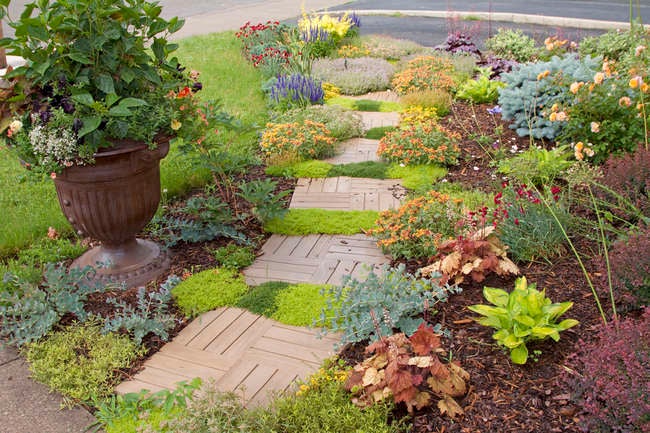 10 DIY Step Stones to Brighten Any Garden Walk