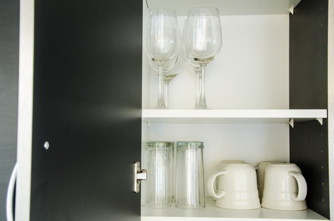 The Great Debate on How to Store Glassware: Upside Down or Right-Side Up?
