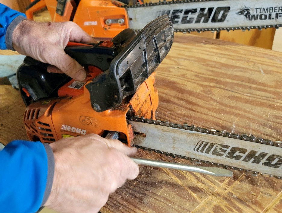 how to tighten a chainsaw chain