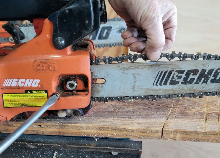 how to tighten a chainsaw chain